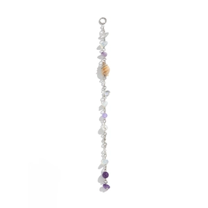 Détail du pendentif coquillage avec gravier violet et perles sur chaîne argenté