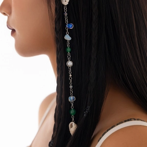 Bijou de cheveux bohème avec perles bleues et pendentif coquillage sur tresse