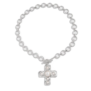 Zilveren kruisketting met parels en schakelketting op een schone witte achtergrond