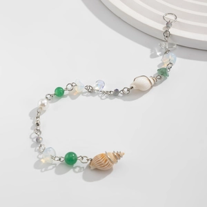 Détail d'un bracelet coquillage avec perles d'eau douce et perles d'agate verte