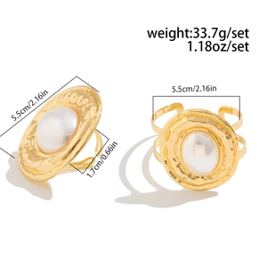 Dettaglio del bracciale rigido dorato martellato con inserto di grande perla bianca