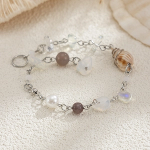 Bracelet bohème en chaîne argentée avec perles blanches, coquillage naturel et perles