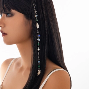 Chaîne de cheveux avec coquillages irréguliers, perles et glands sur cheveux noirs