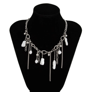 Dettaglio della collana con perle barocche, frange argentate e design a catena