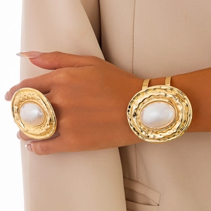 Set bracciale e anello in metallo dorato martellato con grandi perle bianche eleganti