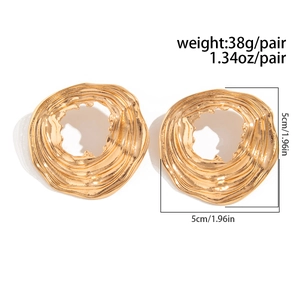 Dettaglio di orecchini irregolari in metallo dorato con misura 5cm e peso di 38g
