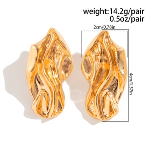 Dettaglio orecchini lava dorati con peso 14,2g e altezza di 4cm indicata
