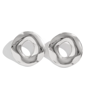 Orecchini a cerchio irregolari con design a onde in argento lucido stile moderno