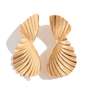 Orecchini irregolari in lega dorata con design geometrico a conchiglia 3D su sfondo bianco