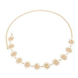 Détail de la chaîne de corps soleil en métal doré avec breloques ciselées et fermoir ajustable