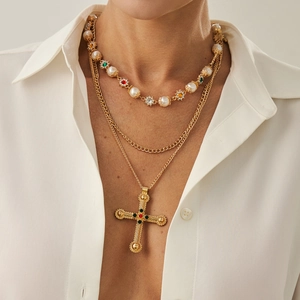 Gelaagde gouden ketting met kruishanger, imitatieparels en kleurrijke edelstenen