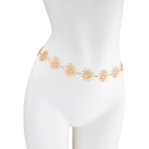 Détail de la chaîne de taille dorée bohème avec des maillons en forme de soleil et d'étoile