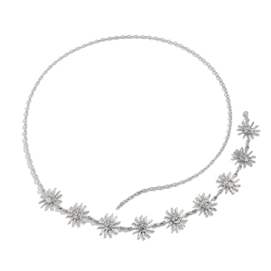 Détails des pendentifs soleil sur une chaîne de corps en métal argenté avec fermoir