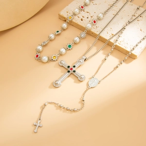 Detail van kruishangers met gekleurde strasstenen en imitatiepariel ketting set