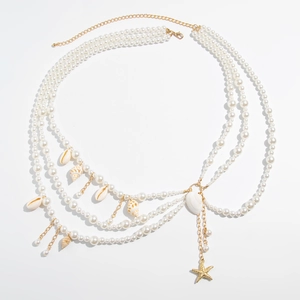 Détail macro de la chaîne de corps multicouche avec perles et breloques de coquillages