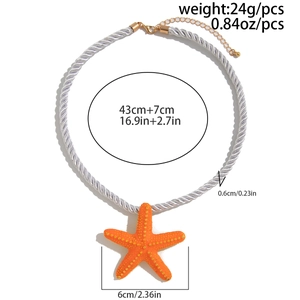 Detalle del colgante de estrella de mar naranja con cordón trenzado gris y cierre