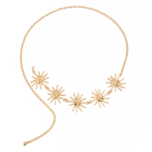 Détail de la chaîne de taille dorée avec cinq pendentifs bohèmes en forme de soleil