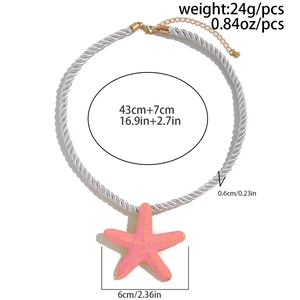 Detalle del colgante de estrella de mar rosa en collar de cuerda lila con medidas