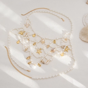 Détail de la chaîne de corps en perles avec pendentifs coquillage et étoile de mer