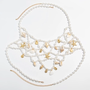 Détail de chaîne de corps avec perles blanches, coquillages et breloques étoile de mer