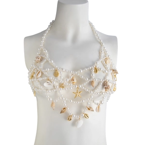 Détail de la chaîne de corps en perles avec coquillages naturels et étoile de mer dorée