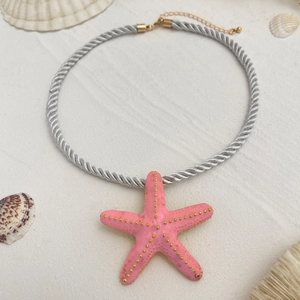 Colgante estrella de mar rosa con puntos dorados en cadena de cuerda playera