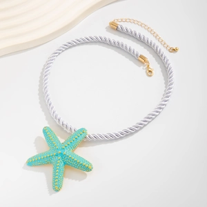 Detalle de collar de cuerda lavanda con colgante de estrella de mar y cierre de mosquetón