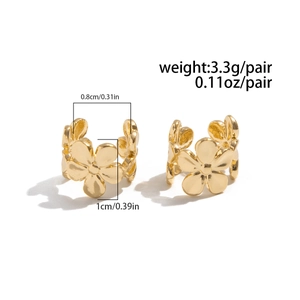 Details von goldenen Blumen-Ohrklemmen mit 1 cm Außendurchmesser und 3,3 g Gewicht