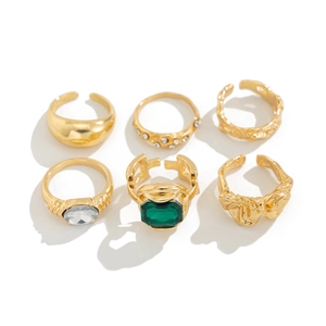 Set van 6 vintage gouden ringen met kristallen en smaragdgroene synthetische stenen
