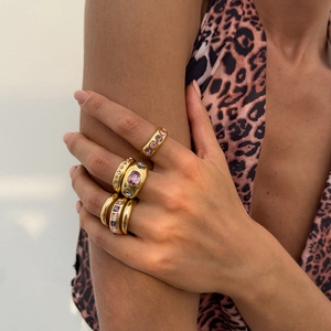 Vintage gouden ringenset met roze en paarse zirkonia op vrouwelijke hand