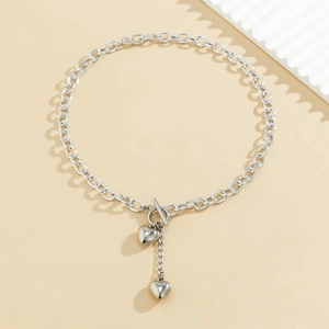 Detail van de zilveren OT-sluiting ketting met gepolijste hartvormige hangers
