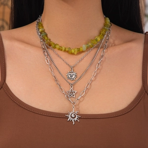 Collier multi-rangs argenté avec pierres vertes et pendentifs soleil et étoile