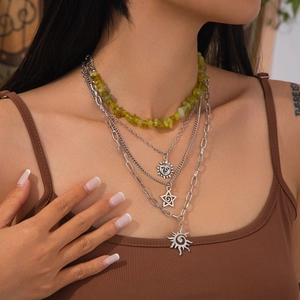 Collier multicouche bohème avec perles en pierre concassée et pendentifs étoile lune