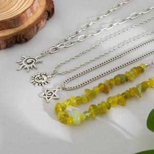 Colliers bohèmes superposés avec pendentifs soleil et perles en pierre verte