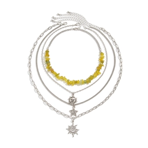 Collier multi-rangs argenté avec pierres jaunes et pendentifs soleil et étoile