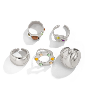 Ensemble de cinq bagues argentées avec zircons colorés et anneaux larges empilables