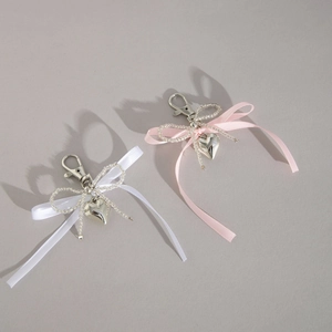 Charm de sac à nœud papillon avec pendentif cœur argenté en rose et blanc