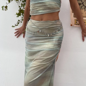 Set boho tie-dye con gonna lunga arricciata e catena in vita multistrato stella e luna