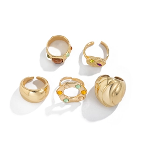 Set de 5 bagues dorées avec pierres précieuses colorées aux designs géométriques variés