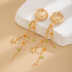 Detailansicht der Quallen-Ohrringe mit bunten Perlen und kleinen goldenen Seesternen
