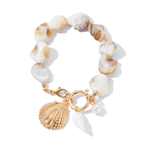 Böhmisches Muschelarmband im Ozeanstil mit Goldanhängern und Perlen mit Marmortextur