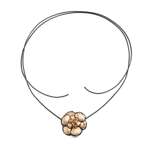 Minimalistische Halskette mit goldener Kamelienblüte und schwarzem Emaille-Rand auf weiß