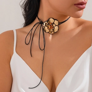 Modisches Halsband mit goldener 3D-Rose und verstellbarem schwarzen Bindeband