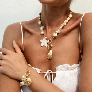Halskette und Armband Set aus Naturschalen mit Blumenanhänger im eleganten Meeresstil-Design