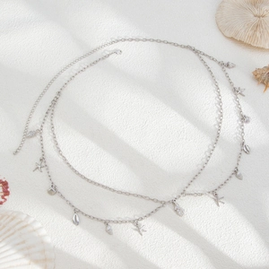 Dettaglio ravvicinato della catena in argento a doppio strato con ciondoli marini