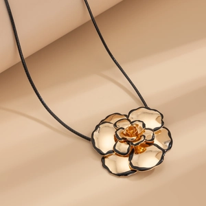 Elegante Kamelien-Halskette mit goldener Blume, schwarzer Emaille und schwarzer Kordel