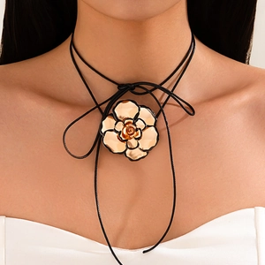 3D Goldene Rose Halskette mit schwarzen Emaillekanten und elegantem schwarzem Textilband