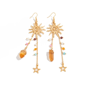 Boho-Ohrhänger in Gold mit Sonnenmotiv, bunten Perlen und Kristall-Quasten