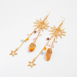Detail von Boho-Ohrringen mit bunten Perlen und orangen Kristallstein-Anhängern