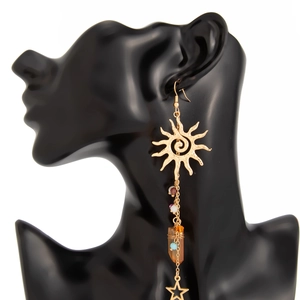 Detail von böhmischen Goldohrringen mit Sonnenmotiv, bunten Perlen und Sternanhängern
